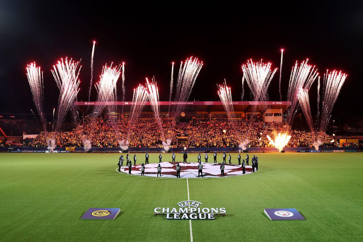 必赢-曼晚：大量未买到票的曼城球迷也随队远征挪威客场，甚至有人爬树上看球