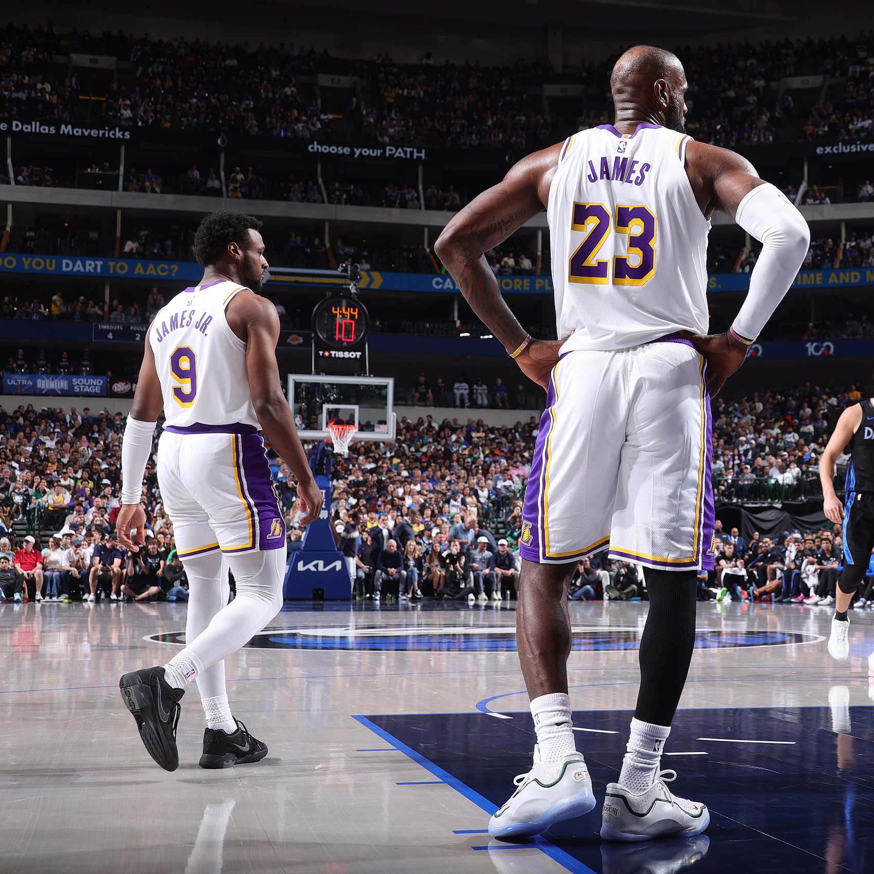 必赢-夸梅喊话詹姆斯：为什么布朗尼在你身边就变成了胆小的吉娃娃？